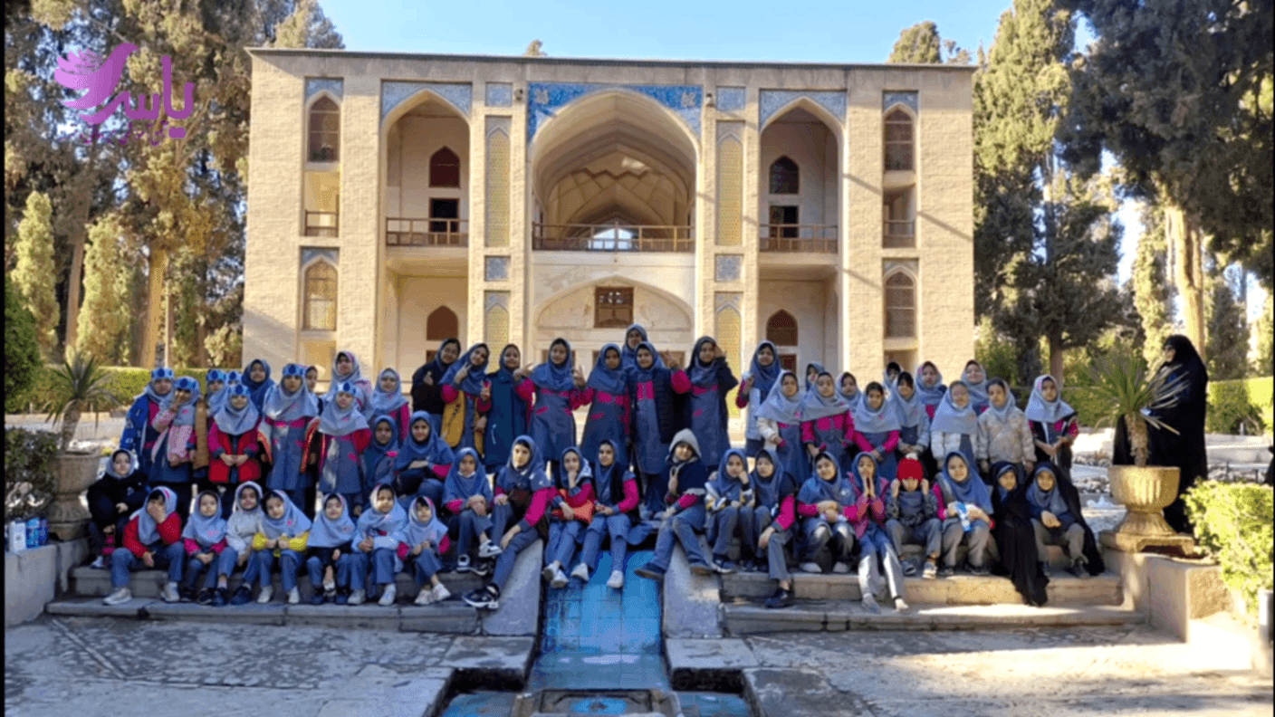 اردوی بازدید از کتابخانه باغ فین کاشان